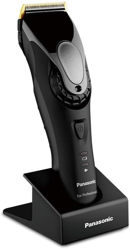 "Corte de pelo profesional con el Panasonic ER-GP80 inalámbrico, incluye 3 peines y estación de carga. Adquiere el mejor aliado para tu estilo en casa. ¡Ordena el tuyo ahora!"