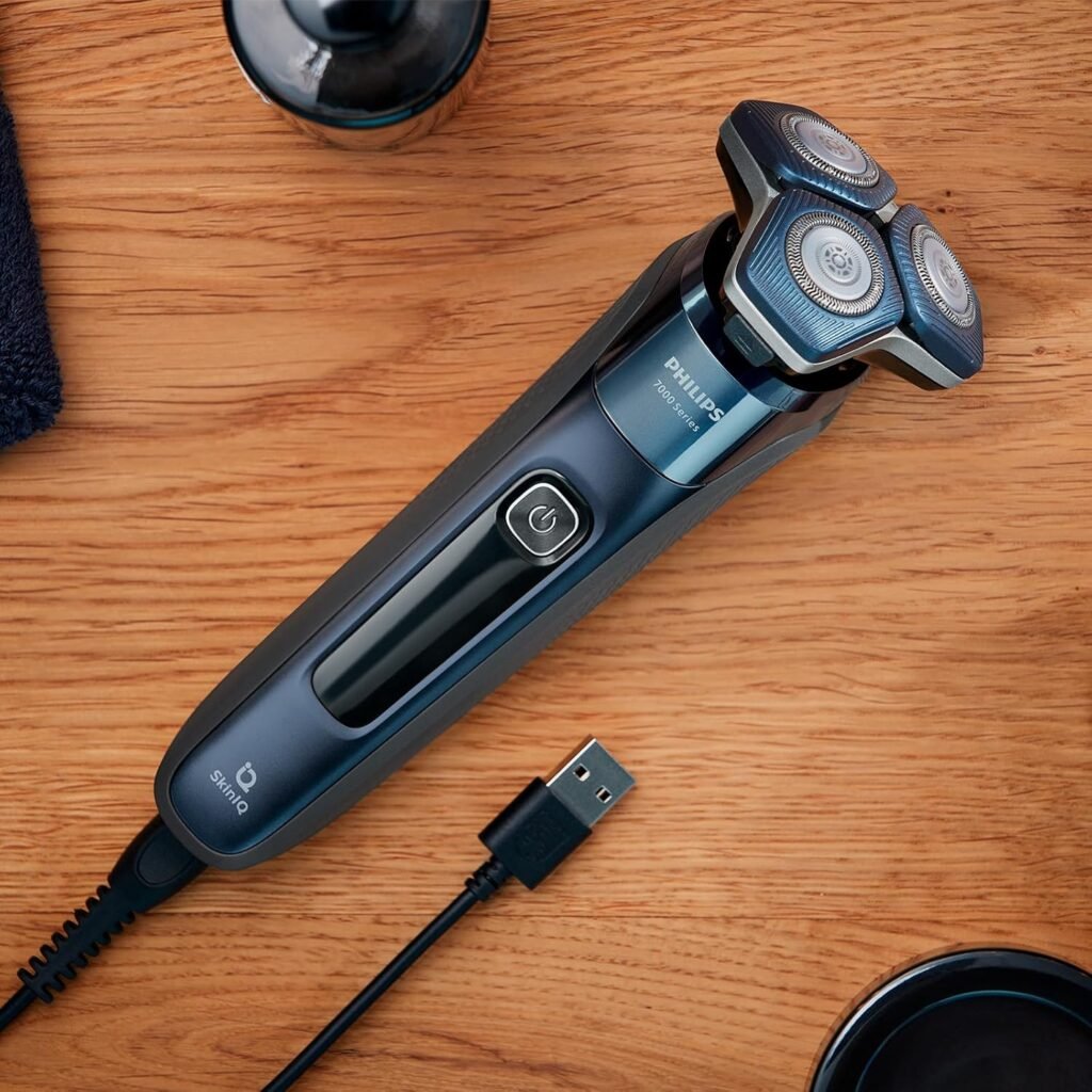 Philips Shaver Series 7000 - Elektrischer Nass- und Trockenrasierer für Männer mit ausklappbarem Trimmer, Reinigungsstation, 4 x Reinigungskartuschen, Ladestation & Reiseetui (Modell S7885/63)