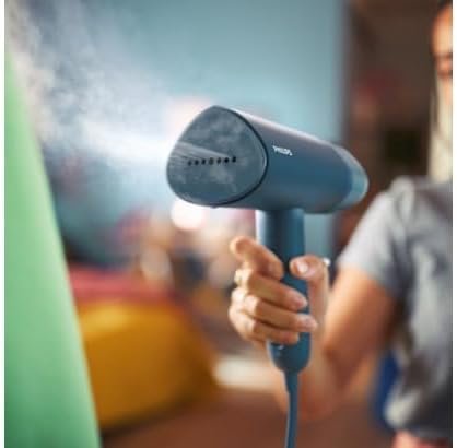 Philips 3000-Serie Tragbarer Dampfglätter - 1000 W, Kompakt und Faltbar, 100ml Wassertank konstante Dampfleistung 20 g/min, Kein Bügelbrett erforderlich, Blau (STH3000/20) - Bild des tragbaren Dampfglätters für schnelles und einfaches Glätten von Kleidung ohne Bügelbrett erforderlich. Ideal für unterwegs oder zu Hause.