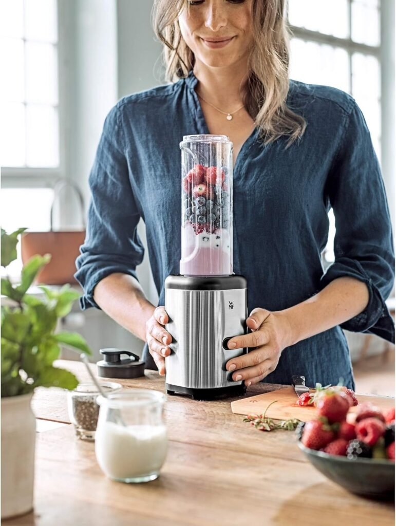 WMF Kult X Mix & Go Mini Smoothie Maker, Standmixer, Blender elektrisch, Shake Mixer 300 Watt Leistung, Tritan-Kunststoff Flasche 600ml - silber/schwarz.