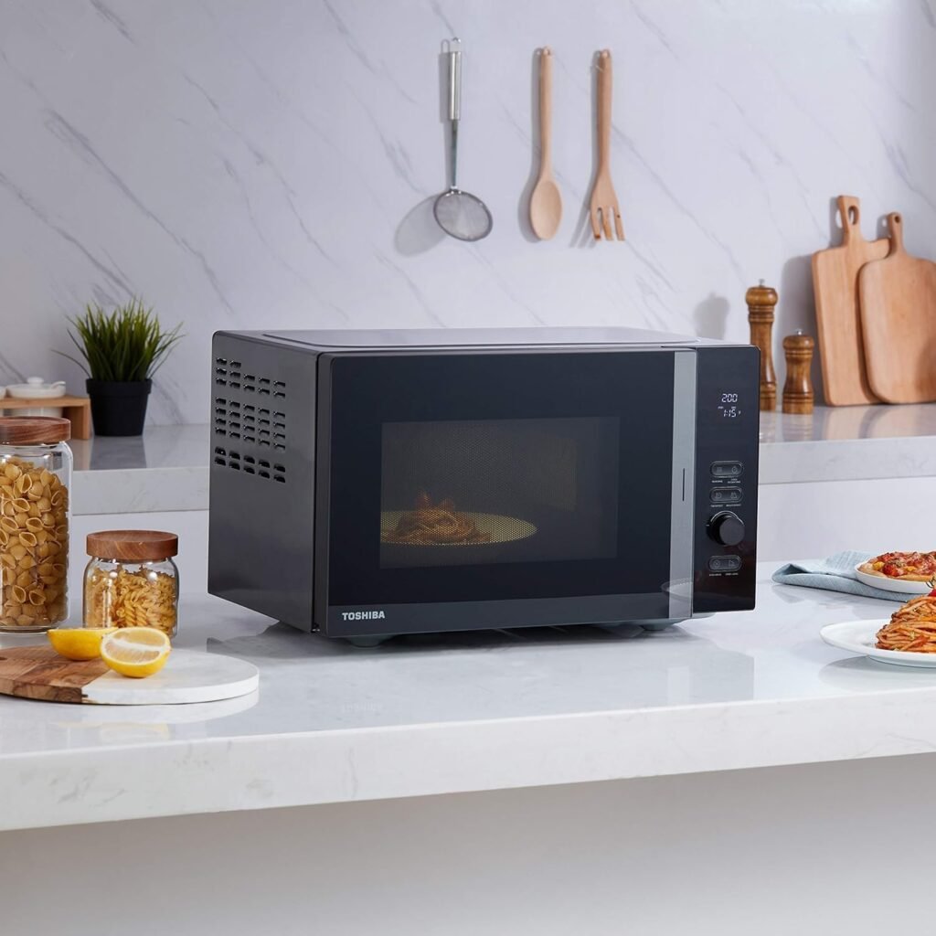 Horno microondas Toshiba MV-AM20T(BK) en color negro - 20 L de capacidad y 800 W de potencia - Con 5 niveles de potencia y 12 programas automáticos - Interior de esmalte fácil de limpiar - Función de descongelado - Incluye plato giratorio de cristal (24,5 cm) - Moderno y elegante diseño en color negro.