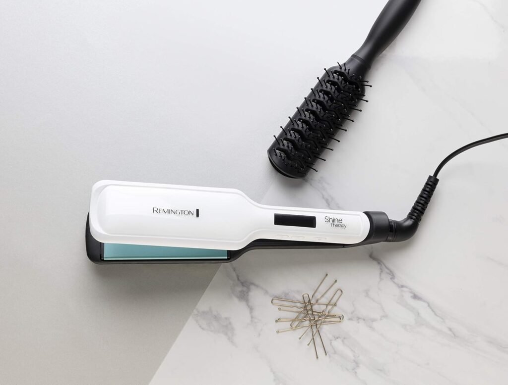 Remington Shine Therapy Straightener Wide - Haarglätter mit hochwertiger Keramikbeschichtung angereichert mit Mikro-Aktivstoffen für mehr Glanz. Erlebe perfekt gestyltes Haar mit marokkanischem Arganöl und Vitamin E. Mit LCD-Display, einstellbarer Temperatur von 150-230°C. Hol dir jetzt den ultimativen Haarglätter!