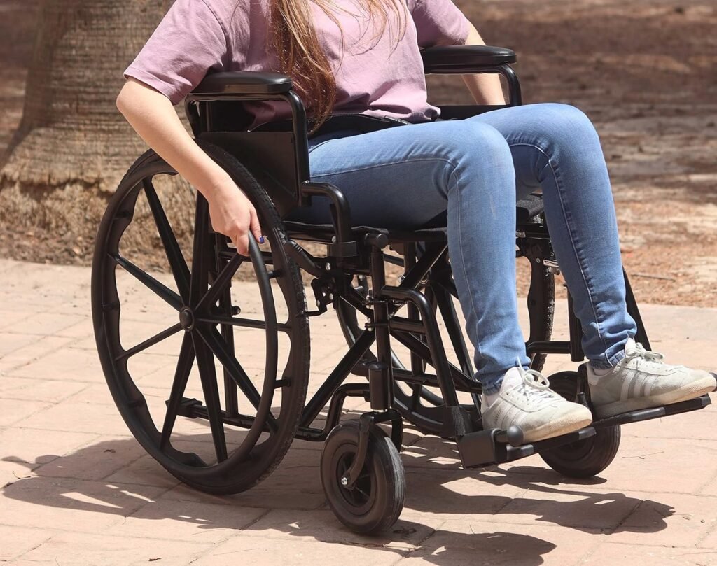 Pepe Mobility - Rollstuhl faltbar, Leichtgewicht (Stahlkonstruktion 17,5 kg), klappbare Armlehnen und Fußstützen, pannensicherer Reifen für jedes Gelände. Kaufen Sie jetzt Ihren faltbaren Rollstuhl von Pepe Mobility für maximale Mobilität und Komfort. Ideal für jedes Gelände mit pannensicheren Reifen.