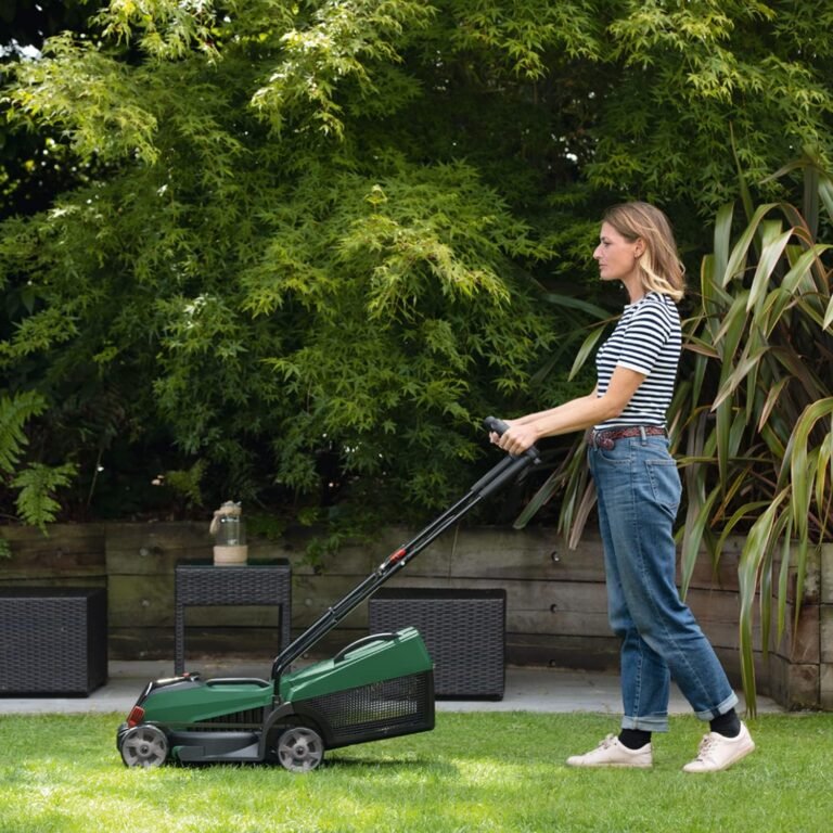 Bosch CityMower 18V-32-300 Akku-Rasenmäher - Cortacésped a batería de 18 voltios, con una batería de 4.0 Ah y un ancho de corte de 32 cm. Ideal para céspedes de hasta 300 m². Incluye caja de cartón.